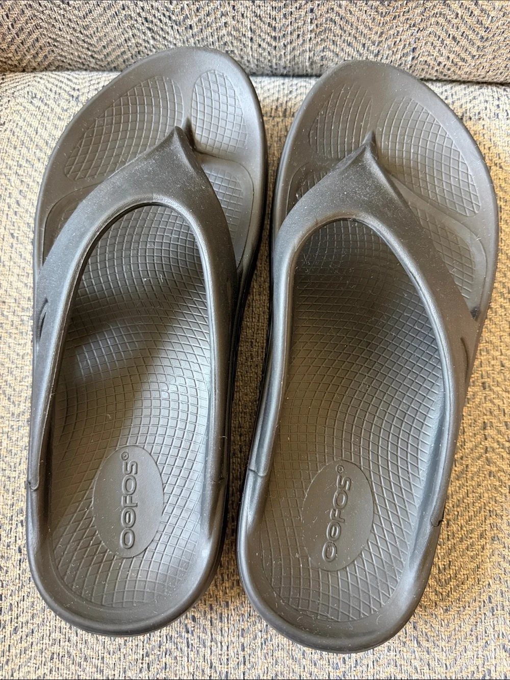 OOFOS OOlala Luxe Unisex Black Thong Flip Flop Sandals Size M7/W9 (Eu:40)